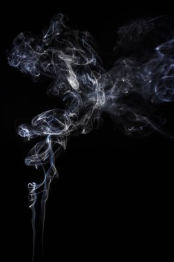 Duman siyah arka plan üzerine hareket dondurmak. Soyut vape bulutlar.