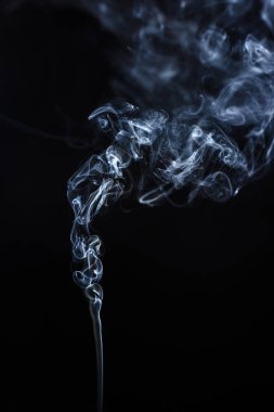 Siyah arka plan üzerine sigara. Soyut vape bulutlar. Hareket dondurmak.