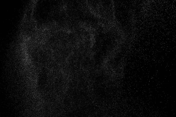 黒の背景に水の抽象的な水しぶき 水の抽象的なスプレー 抽象的な雨 シャワー水を削除します 白い粉塵爆発 抽象的なテクスチャです 抽象的な黒背景 — ストック写真