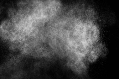 Siyah zemin üzerindeki beyaz parçacıkların hareketlerini dondur. Barut patlaması. Soyut toz tabakası dokusu.