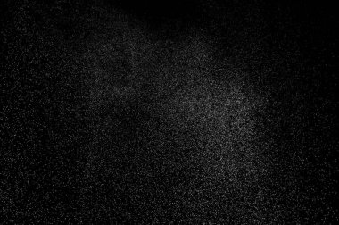 Siyah arka planda soyut su sıçramaları. Soyut su püskürtüsü. Soyut yağmur. Duş suyu damlaları. soyut doku.