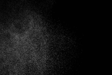 Siyah arka planda soyut su sıçramaları. Beyaz parçacıkların hareketlerini dondur. Yağmur, kar örtüsü dokusu.