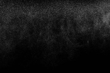 Siyah arka planda soyut su sıçramaları. Beyaz parçacıkların hareketlerini dondur. Yağmur, kar örtüsü dokusu.