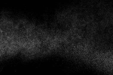 Siyah arka planda soyut su sıçramaları. Beyaz parçacıkların hareketlerini dondur. Yağmur, kar örtüsü dokusu.