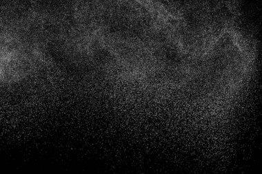 Siyah arka planda soyut su sıçramaları. Beyaz parçacıkların hareketlerini dondur. Yağmur, kar örtüsü dokusu.