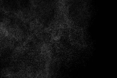 Siyah arka planda soyut su sıçramaları. Beyaz parçacıkların hareketlerini dondur. Yağmur, kar örtüsü dokusu.