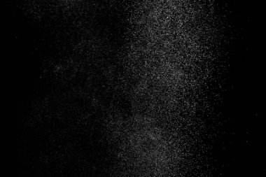 Siyah arka planda soyut su sıçramaları. Beyaz parçacıkların hareketlerini dondur. Yağmur, kar örtüsü dokusu.