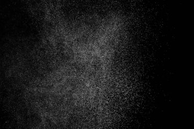 Siyah arka planda soyut su sıçramaları. Beyaz parçacıkların hareketlerini dondur. Yağmur, kar örtüsü dokusu.