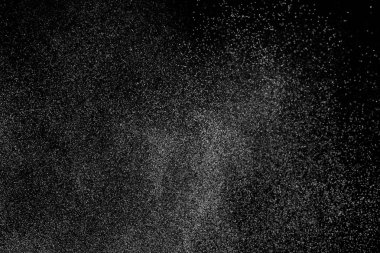 Siyah arka planda soyut su sıçramaları. Beyaz parçacıkların hareketlerini dondur. Yağmur, kar örtüsü dokusu.