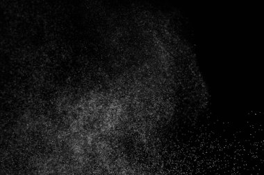 Siyah arka planda soyut su sıçramaları. Beyaz parçacıkların hareketlerini dondur. Yağmur, kar örtüsü dokusu.