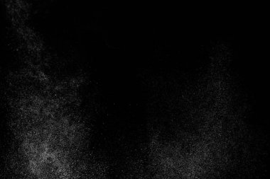 Siyah arka planda soyut su sıçramaları. Beyaz parçacıkların hareketlerini dondur. Yağmur, kar örtüsü dokusu.