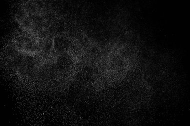 Siyah arka planda soyut su sıçramaları. Beyaz parçacıkların hareketlerini dondur. Yağmur, kar örtüsü dokusu.