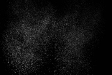 Siyah arka planda soyut su sıçramaları. Beyaz parçacıkların hareketlerini dondur. Yağmur, kar örtüsü dokusu.