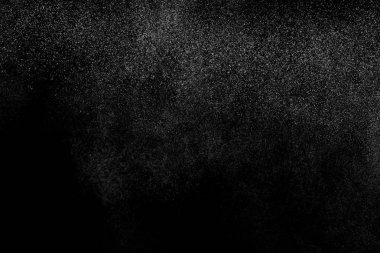 Siyah arka planda soyut su sıçramaları. Beyaz parçacıkların hareketlerini dondur. Yağmur, kar örtüsü dokusu.