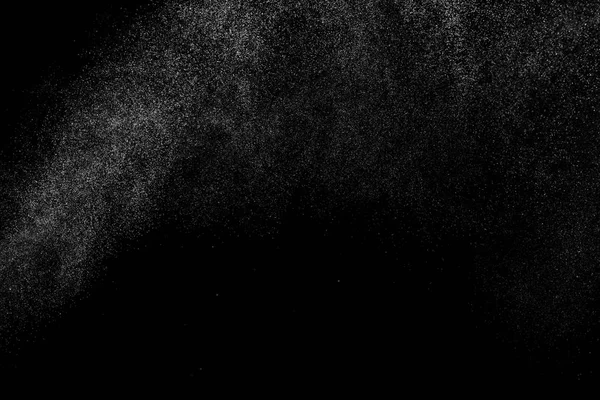 Siyah arka planda soyut su sıçramaları. Beyaz parçacıkların hareketlerini dondur. Yağmur, kar örtüsü dokusu.