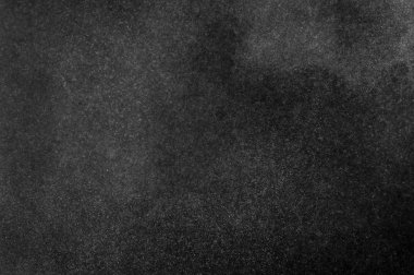 Siyah arka planda beyaz toz patlaması. Soyut beyaz toz dokusu.