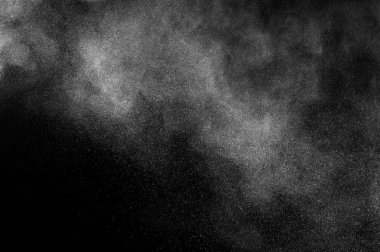 Siyah arka planda beyaz toz patlaması. Soyut beyaz toz dokusu.