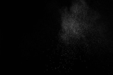 Siyah arka planda beyaz toz patlaması. Soyut beyaz toz dokusu.