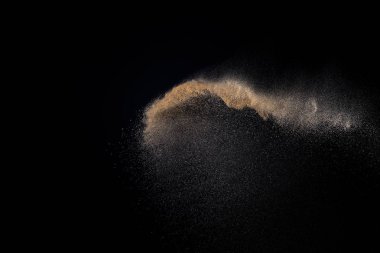 Siyah arka plan üzerine izole Sandy patlama. Soyut parçacıklar bulut. Doku eleman tasarımı için.