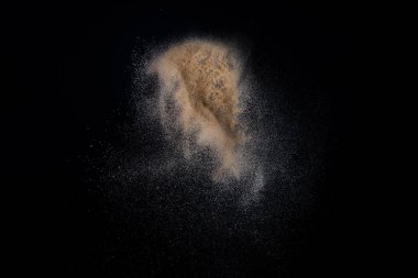 Siyah arka plan üzerine izole Sandy patlama. Soyut parçacıklar bulut. Doku eleman tasarımı için.
