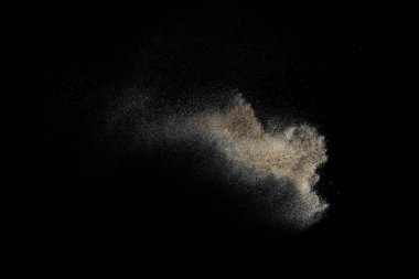 Siyah arka plan üzerine izole Sandy patlama. Soyut parçacıklar bulut. Doku eleman tasarımı için.