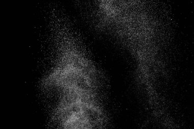 Siyah arka planda soyut su sıçramaları. Beyaz parçacıkların hareketlerini dondur. Yağmur, kar örtüsü dokusu.