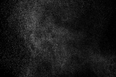 Siyah arka planda soyut su sıçramaları. Beyaz parçacıkların hareketlerini dondur. Yağmur, kar örtüsü dokusu.