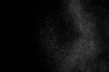 Siyah arka planda soyut su sıçramaları. Beyaz parçacıkların hareketlerini dondur. Yağmur, kar örtüsü dokusu.