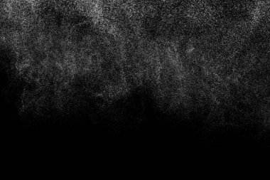 Siyah arka planda soyut su sıçramaları. Beyaz parçacıkların hareketlerini dondur. Yağmur, kar örtüsü dokusu.