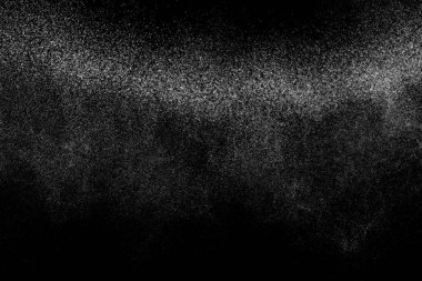 Siyah arka planda soyut su sıçramaları. Beyaz parçacıkların hareketlerini dondur. Yağmur, kar örtüsü dokusu.