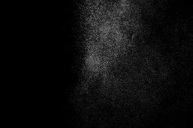 Siyah arka planda soyut su sıçramaları. Beyaz parçacıkların hareketlerini dondur. Yağmur, kar örtüsü dokusu.