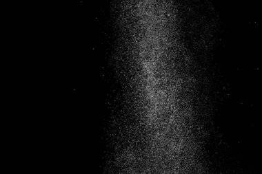 Siyah arka planda soyut su sıçramaları. Beyaz parçacıkların hareketlerini dondur. Yağmur, kar örtüsü dokusu.