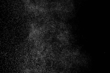 Siyah arka planda soyut su sıçramaları. Beyaz parçacıkların hareketlerini dondur. Yağmur, kar örtüsü dokusu.