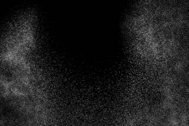 Siyah arka planda soyut su sıçramaları. Beyaz parçacıkların hareketlerini dondur. Yağmur, kar örtüsü dokusu.