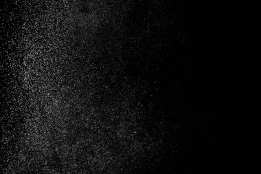 Siyah arka planda soyut su sıçramaları. Beyaz parçacıkların hareketlerini dondur. Yağmur, kar örtüsü dokusu.