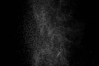 Siyah arka planda soyut su sıçramaları. Beyaz parçacıkların hareketlerini dondur. Yağmur, kar örtüsü dokusu.