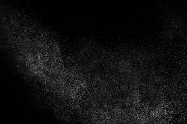 Siyah arka planda soyut su sıçramaları. Beyaz parçacıkların hareketlerini dondur. Yağmur, kar örtüsü dokusu.