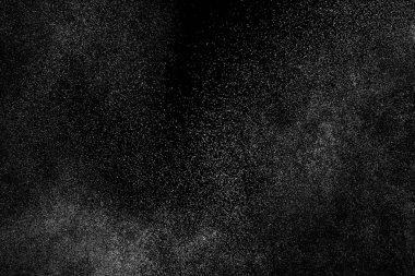 Siyah arka planda soyut su sıçramaları. Beyaz parçacıkların hareketlerini dondur. Yağmur, kar örtüsü dokusu.