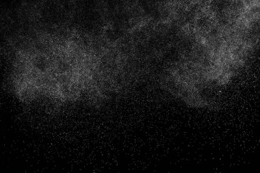 Siyah arka planda soyut su sıçramaları. Beyaz parçacıkların hareketlerini dondur. Yağmur, kar örtüsü dokusu.