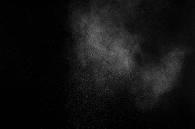Siyah arka planda beyaz toz patlaması. Soyut beyaz toz dokusu.