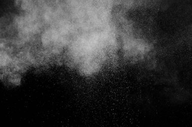 Siyah arka planda beyaz toz patlaması. Soyut beyaz toz dokusu.