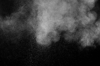 Siyah arka planda beyaz toz patlaması. Soyut beyaz toz dokusu.