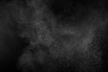 Siyah arka planda beyaz toz patlaması. Soyut beyaz toz dokusu.