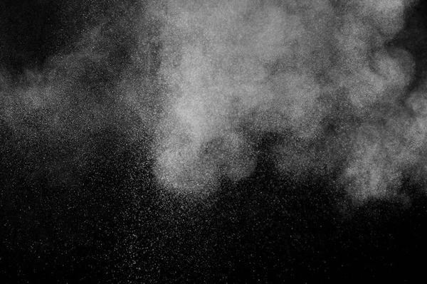 Siyah arka planda beyaz toz patlaması. Soyut beyaz toz dokusu.