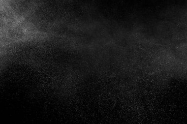 Siyah arka planda beyaz toz patlaması. Soyut beyaz toz dokusu.