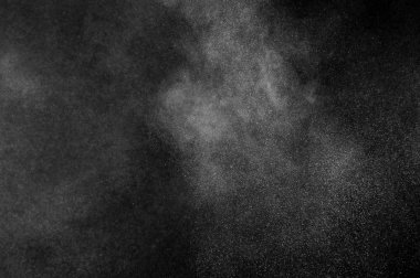 Siyah arka planda beyaz toz patlaması. Soyut beyaz toz dokusu.
