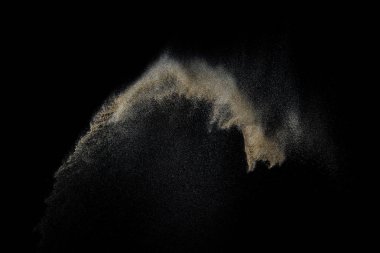 Siyah arka plan üzerine izole Sandy patlama. Soyut parçacıklar bulut. Doku eleman tasarımı için.