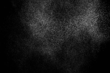 Siyah arka planda soyut su sıçramaları. Beyaz parçacıkların hareketlerini dondur. Yağmur, kar örtüsü dokusu.