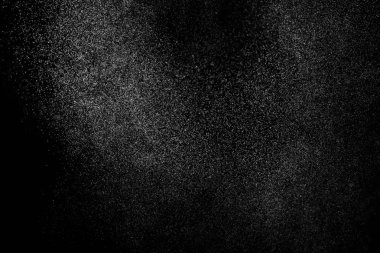 Siyah arka planda soyut su sıçramaları. Beyaz parçacıkların hareketlerini dondur. Yağmur, kar örtüsü dokusu.