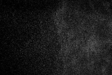 Siyah arka planda soyut su sıçramaları. Beyaz parçacıkların hareketlerini dondur. Yağmur, kar örtüsü dokusu.